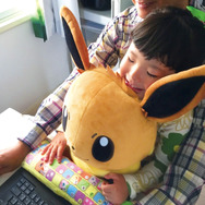 『ポケモン』「イーブイ」のぬいぐるみ型PCクッションが登場、ぎゅっと抱きしめながら快適な作業が可能