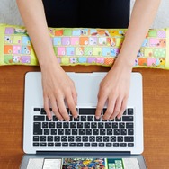 『ポケモン』「イーブイ」のぬいぐるみ型PCクッションが登場、ぎゅっと抱きしめながら快適な作業が可能