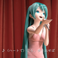 「LUX × 初音ミク」コラボCM公開!電子の歌姫がスカーレット・ヨハンソンと夢の競演