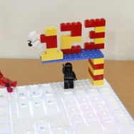 市販ブロックでデコれる「USBゲーミングキーボード」登場、キーはLEDで光る仕様