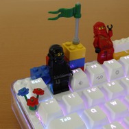 市販ブロックでデコれる「USBゲーミングキーボード」登場、キーはLEDで光る仕様