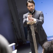 PS4新TVCM全国オンエア決定―山田孝之が剣を抜いて巨大な敵に立ち向かう！