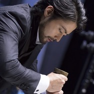 PS4新TVCM全国オンエア決定―山田孝之が剣を抜いて巨大な敵に立ち向かう！