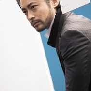 PS4新TVCM全国オンエア決定―山田孝之が剣を抜いて巨大な敵に立ち向かう！