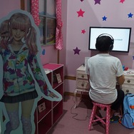 【TGS2016】会場に「無料案内所」が出現！美少女のスカートの中に入り込み、上を見上げるコーナーも