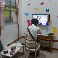 【TGS2016】会場に「無料案内所」が出現！美少女のスカートの中に入り込み、上を見上げるコーナーも