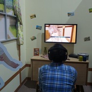 【TGS2016】会場に「無料案内所」が出現！美少女のスカートの中に入り込み、上を見上げるコーナーも