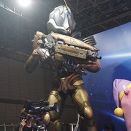 【TGS2016】会場に「無料案内所」が出現！美少女のスカートの中に入り込み、上を見上げるコーナーも