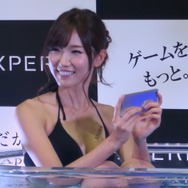 【TGS2016】お風呂じゃないです、プールです。Xperiaの美女が防水をアピール
