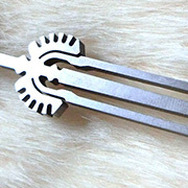 “勇者の剣”を模した「伝説の毛抜き」誕生、面白いうえに実用的