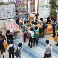 「がっこうぐらし！」聖地オリナスでハロウィンコラボイベント実施 高橋李依、木村珠莉が登場