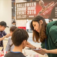「がっこうぐらし！」聖地オリナスでハロウィンコラボイベント実施 高橋李依、木村珠莉が登場