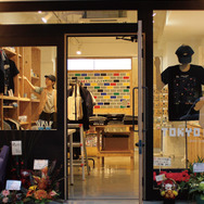 8bitアパレルショップの旗艦店が東京・蔵前に、「パックマンTシャツ」やドット絵風ブローチなどが登場