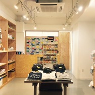 8bitアパレルショップの旗艦店が東京・蔵前に、「パックマンTシャツ」やドット絵風ブローチなどが登場