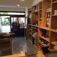 8bitアパレルショップの旗艦店が東京・蔵前に、「パックマンTシャツ」やドット絵風ブローチなどが登場