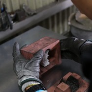 ウルトラ怪獣の「バルタン星人」「ダダ」が錫製ぐいのみに！職人がひとつひとつ手作り