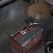 ウルトラ怪獣の「バルタン星人」「ダダ」が錫製ぐいのみに！職人がひとつひとつ手作り