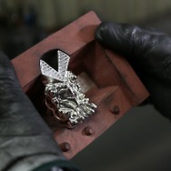 ウルトラ怪獣の「バルタン星人」「ダダ」が錫製ぐいのみに！職人がひとつひとつ手作り