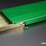 シャアやギレン、ガルマをイメージしたカードケースが登場、ジオン公国から支給された名刺も封入！