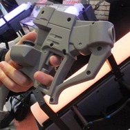 【レポート】『進撃の巨人 TEAM BATTLE』グリップ型入力デバイスで“立体起動”を直感操作！ 原作さながらの空中戦をロケテストで一足早く実感