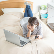 “空中でも操作可能”な有線マウスが登場！ 姿勢を問わず左利き・右利きにも対応