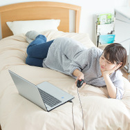 “空中でも操作可能”な有線マウスが登場！ 姿勢を問わず左利き・右利きにも対応