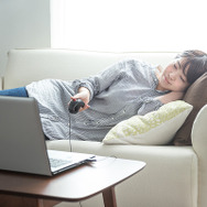 “空中でも操作可能”な有線マウスが登場！ 姿勢を問わず左利き・右利きにも対応