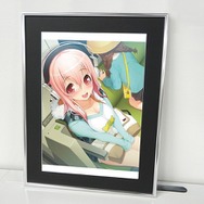 「すーぱーそに子 10th Anniversary Book」発売を記念するイラスト展を開催！ 高精細出力の複製イラスト30点を掲示