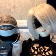 『ニーア オートマタ』コラボカフェ第2期が決定！―展示の2Bドールにも大反響