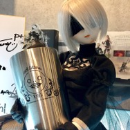 『ニーア オートマタ』コラボカフェ第2期が決定！―展示の2Bドールにも大反響