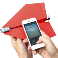 “操縦できる紙飛行機”が登場! スマホで遠隔操作できる「PowerUp 3.0」が日本に上陸
