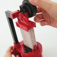 固すぎると有名な「あずきバー」をかき氷にできるマシンが登場！開発には相当の苦労が…