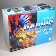 1/12スケールの「ダライアス筐体スマホスタンド」販売開始、スマホを差し込んで3画面連結超ワイド画面筐体を再現可能