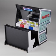 1/12スケールの「ダライアス筐体スマホスタンド」販売開始、スマホを差し込んで3画面連結超ワイド画面筐体を再現可能