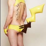 全身ラバー製の電気ネズミコスチューム−ピカチュウじゃなくて「ピカチョー」