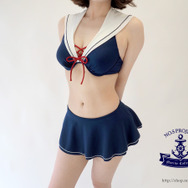 チラリズム溢れる「セーラー服×縞パン」な水着が眩しすぎ! 揺れるフレアスカートに視線釘付け