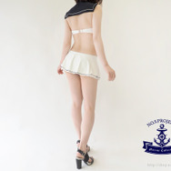 チラリズム溢れる「セーラー服×縞パン」な水着が眩しすぎ! 揺れるフレアスカートに視線釘付け