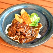 「明神カフェ」第4弾コラボ作品がTVアニメ「異世界食堂」に決定！作中のフードやドリンクがコラボメニューで登場