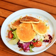 「明神カフェ」第4弾コラボ作品がTVアニメ「異世界食堂」に決定！作中のフードやドリンクがコラボメニューで登場