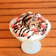 「明神カフェ」第4弾コラボ作品がTVアニメ「異世界食堂」に決定！作中のフードやドリンクがコラボメニューで登場