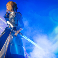 セイバーをリアル世界に召喚!? 宝具解放エフェクトが美しい─斬撃の動きに合わせてプロジェクションマッピングが追従