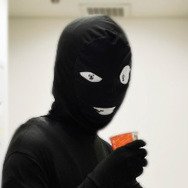 『名探偵コナン』の「犯人」になりきれる変身コスチュームが登場、誰が着ても怪しすぎる…！