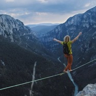 これぞ「エクストリーム ニンテンドースイッチ」！ 絶景を見下ろすロープの上で『ゼルダの伝説 BotW』をプレイ