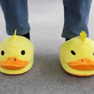 劇場版「ガルパン」知波単学園のアヒルのスリッパが登場―「ワンフェス」で先行販売も！