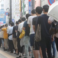 遂に『ドラクエXI』販売開始、200人以上の長蛇の列ができた池袋ビックカメラを取材