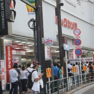 遂に『ドラクエXI』販売開始、200人以上の長蛇の列ができた池袋ビックカメラを取材