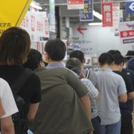 遂に『ドラクエXI』販売開始、200人以上の長蛇の列ができた池袋ビックカメラを取材