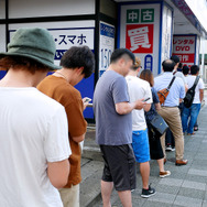 約20人が『ドラクエXI』に並んだゲオ駒沢大学店―20年勤める店長は感慨深げ