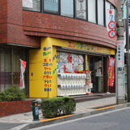 『ドラクエXI』3本購入する客も…常連に支えられるゲームショップ