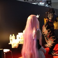 【レポート】Fateが全力で楽しめるプラスワンブースにノッブ襲来！クー・フーリン[オルタ]とメイヴによるライブペインティングも